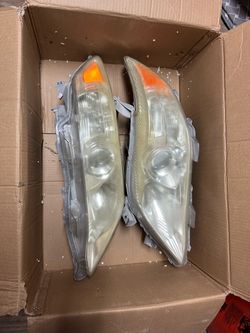 🚗 FOR SALE – 2011 Toyota Camry Headlights