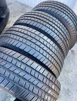 265/65/17 Michelin vendo un set de llantas usadas excelente condiciones de vida las 4 ✅🤩I am selling a set of used tires, all 4 in excellent living c