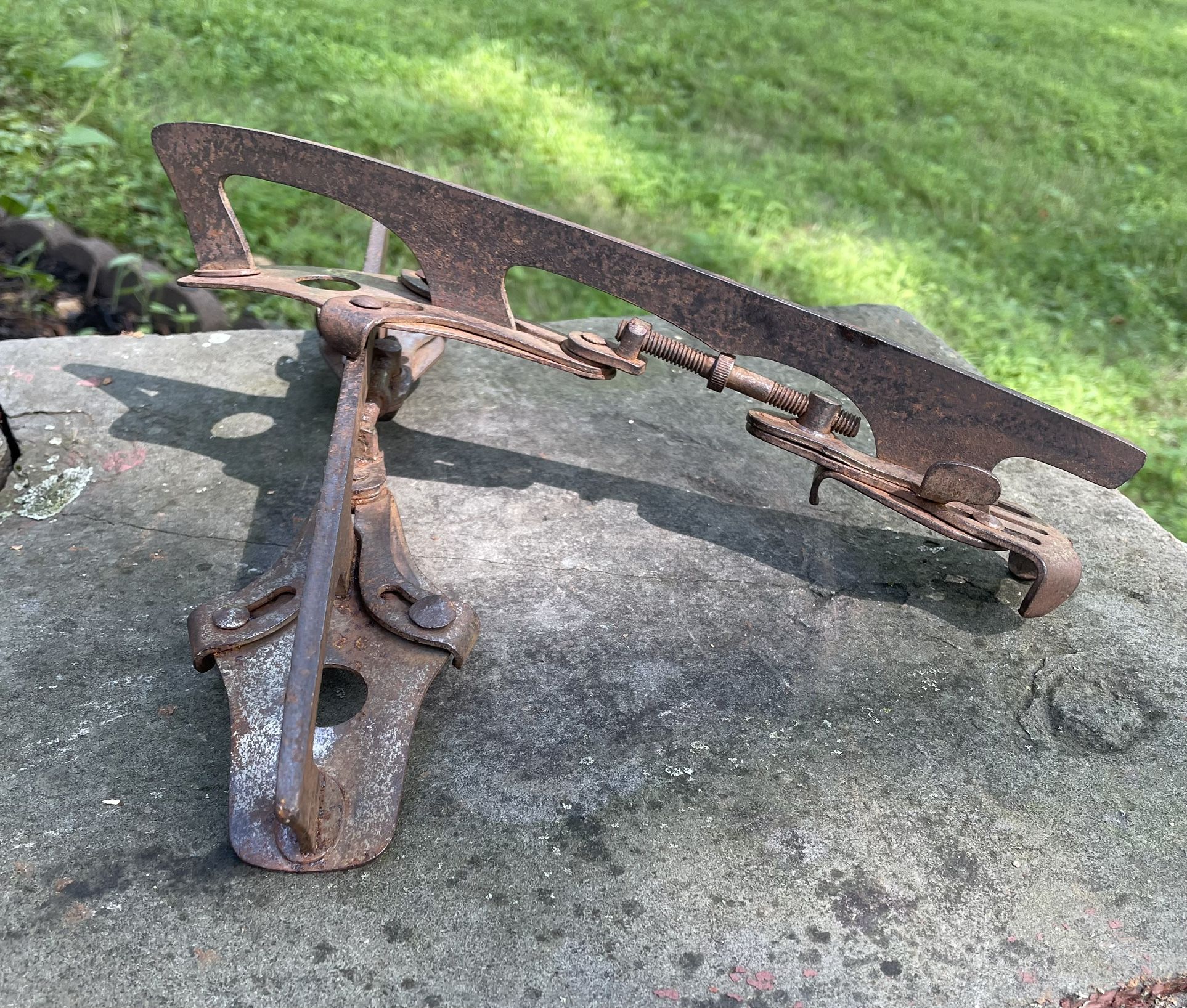 Antique Metal ICE SKATES Primitive Rustic Farmhouse DECOR