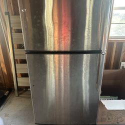 GE Refrigerator With Ice Maker 
