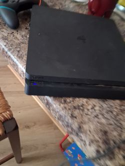 Playstation 4. Headset and 2 controllers