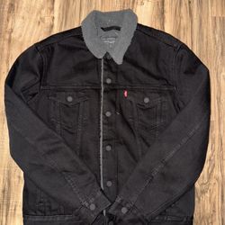 New men’s size medium Levi’s Sherpa jacket 