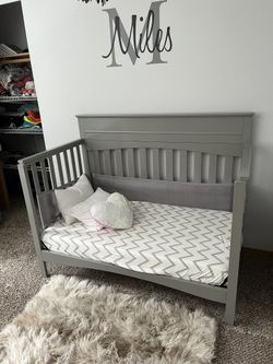 CRIB that Turns To Convertible Toddler Bed.