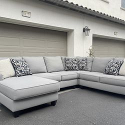 Beautiful Gray  Sectional Couch In Excellent Condition - Free Delivery 🚚