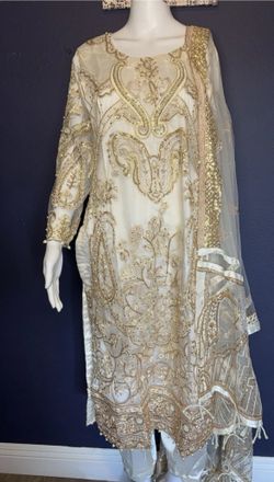 This Pakistani dress 3-piece set in size XL features a white color with intricate embroidered details, perfect for women who appreciate traditional Pa