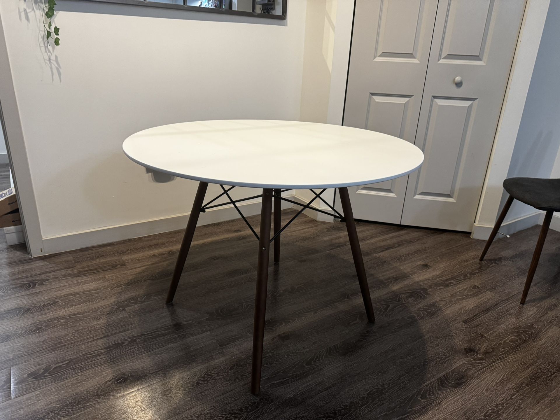 Jordan Round Dining Table – White Top & Walnut Legs – Modern 39.5” Table