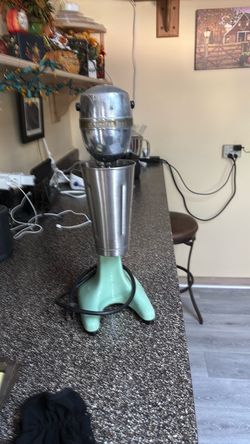 Milk shake machine