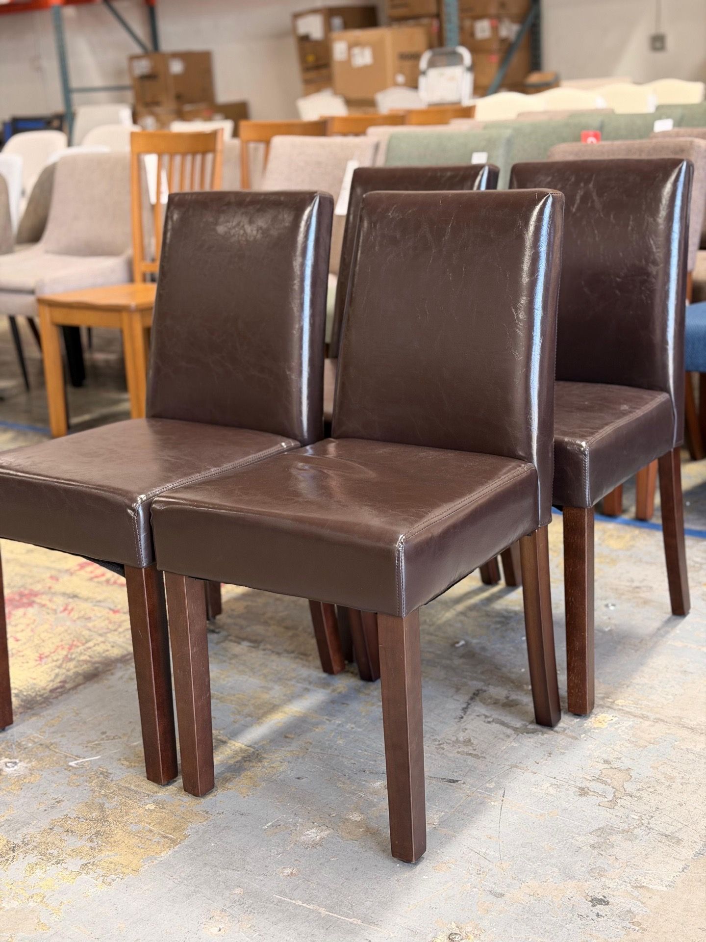 Sillas de comedor de madera cafés