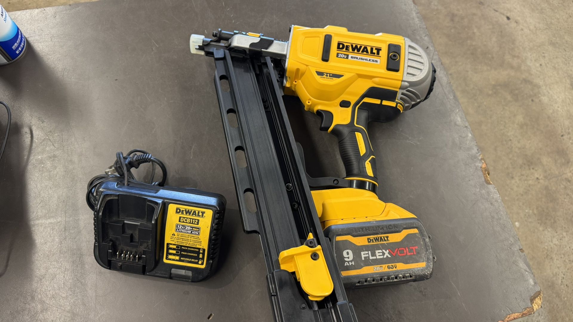 DeWalt FLEXVOLT 21• plastic collated framing nailer w 9AH batt n charger no trades pick up in Tacoma