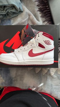 Jordan 1 Metallic Burgendy Size 8.5