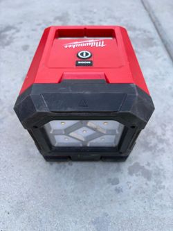 Milwaukee light WITH battery