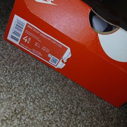 maroon/pink Nike Wize 4.5y shoes