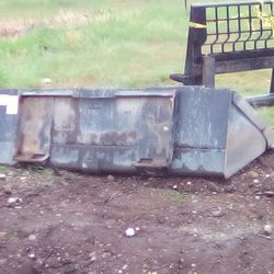 CAT SKID STEER OR TRACTOR QUICK ATTACH BUCKET WITH CUTTING BLADE