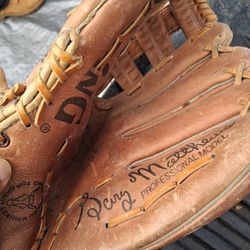 Spalding Vintage Baseball Glove