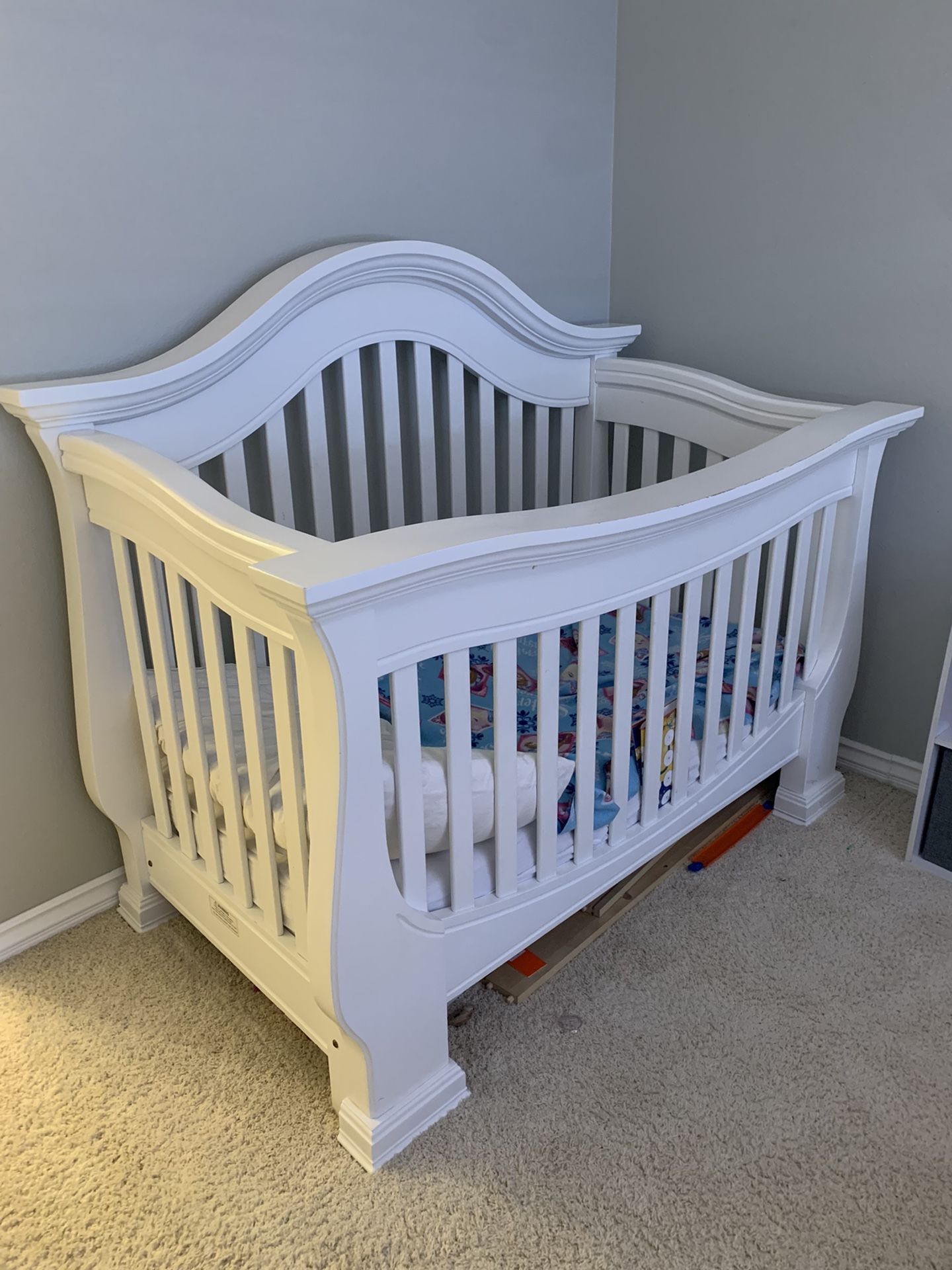Baby Crib With 4 in 1 convertible crib Toddler Day Bed and Full Size all in one for Sale in Anaheim CA OfferUp