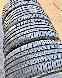 225/60/17 Michelin Selling a set of 4 tires in excellent condition 🫡