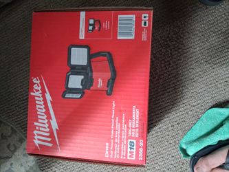 M18 dual power triple panel floodlight