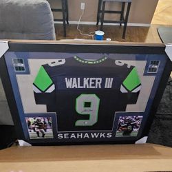 Seattle Seahawks Kenneth Walker Custom Signed Jersey Frammed !!  BECKETT AUTHENTICATED! 