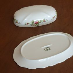 Vintage Johann Haviland Traditions Moss Rose Covered Butter Dish with
Gold Trim. Pre-owned, very good shape, no chips, cracks or crazing.
Weight 1lb