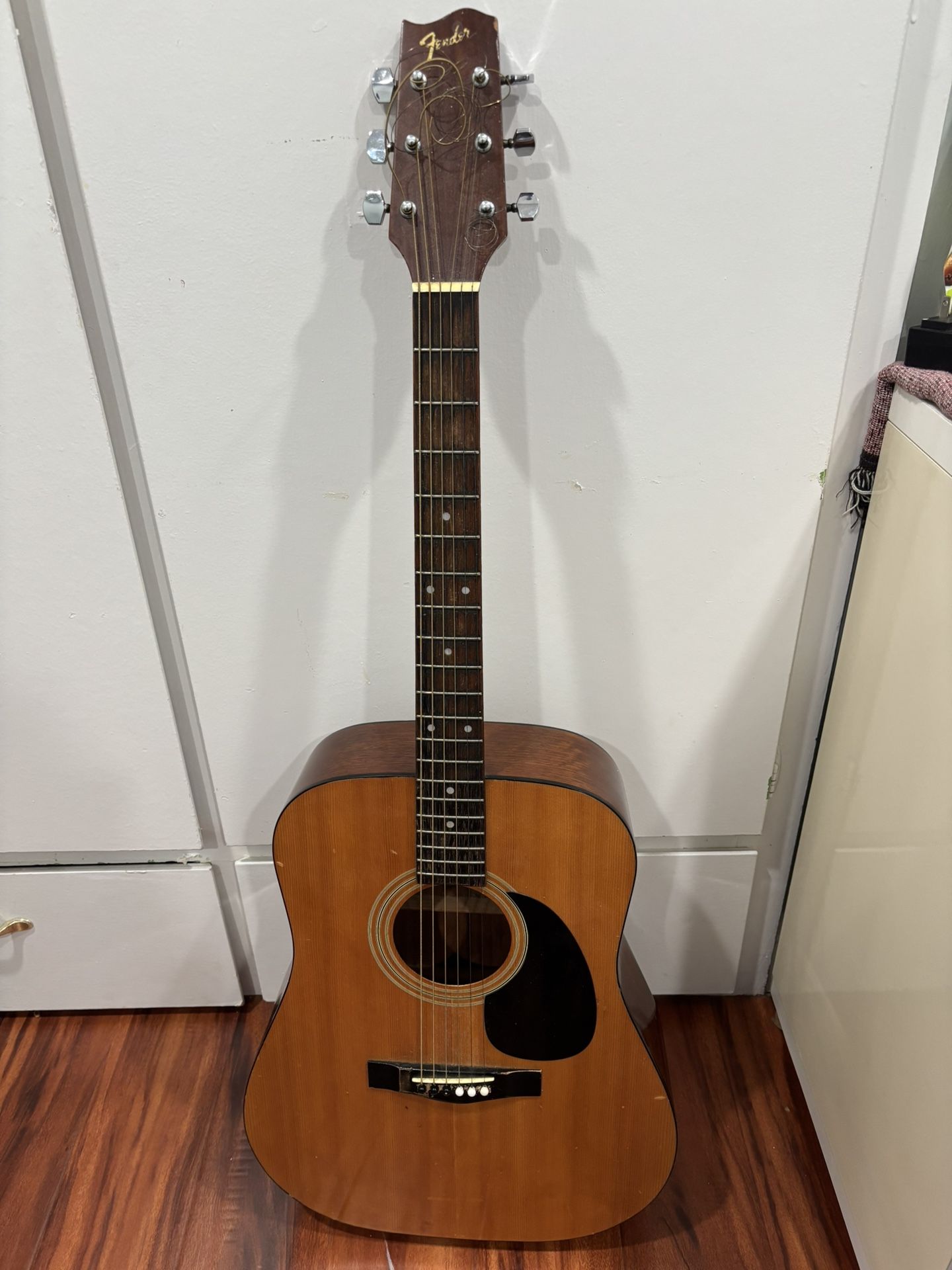 Acoustic Guitar With 2 Pick