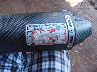 Yoshimura slip on exhaust system with carbon fiber muffler