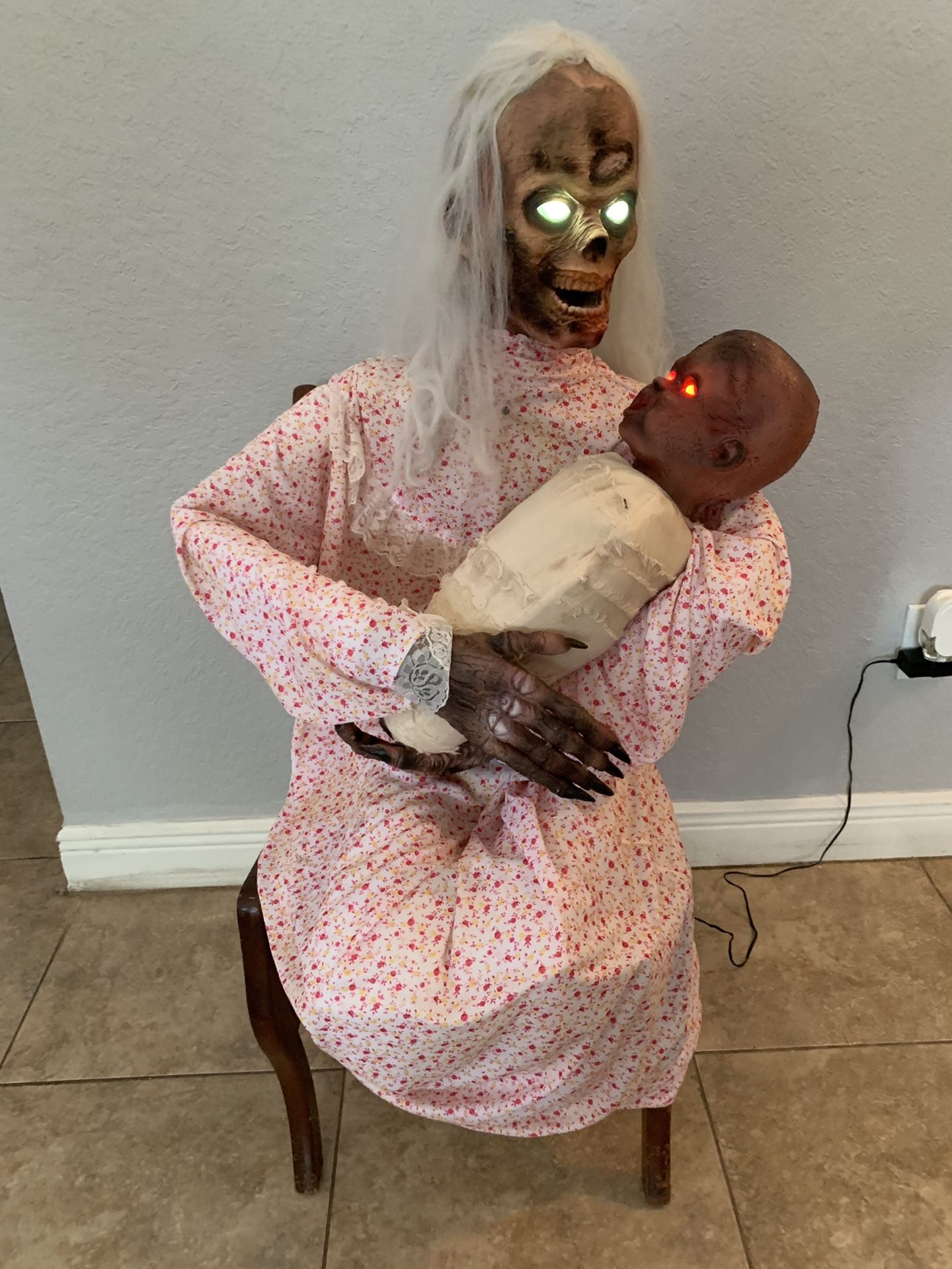 Spirit halloween animated prop gruesome granny animatronic