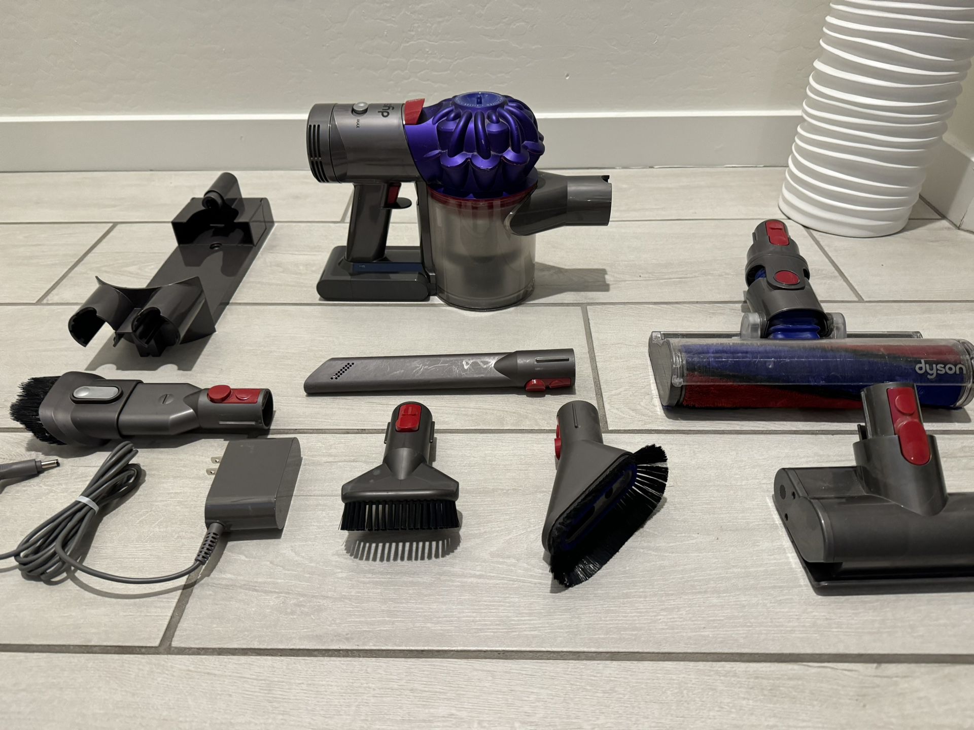 Dyson V7 Car+Boat w/6 Accessories and Carry Bag