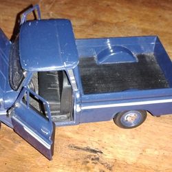 Die Cast 1965 Chevy C10 Pickup Truck Open Up