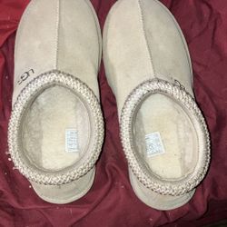 UGGS NEVER WORN BOUGHT THEM  FOR ONE OF MY DAUGHTERS AND THEY WERE TO SMALL