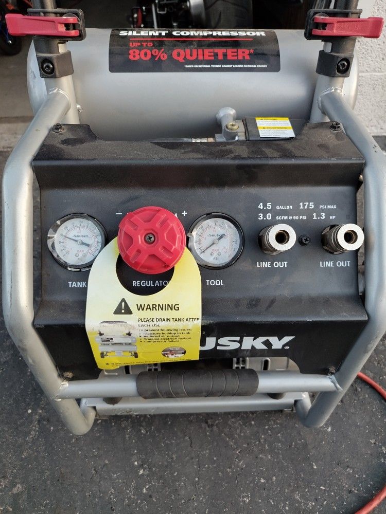 HUSKY 4.5 GALLON AIR COMPRESSOR