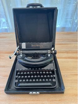 Vintage 1940’s Remington Model Seven Noiseless Typewriter