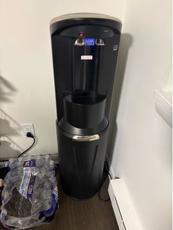 Bottom loader water dispenser