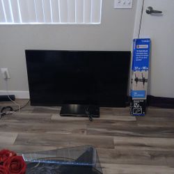 54 Inch TCL Smart TV/W TV Mount 