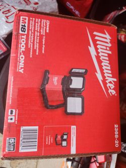 Milwaukee
M18 18-Volt Lithium-Ion Cordless 4500 Lumens ROVER Dual Power Triple-Panel Flood & Area Light (Tool-Only)