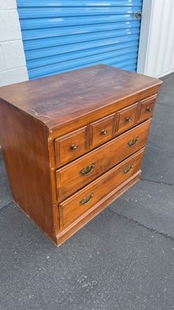 Traditional Wood 3-Drawer Dresser / Chest –