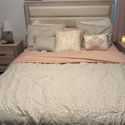 Selling Queen Bedroom Set