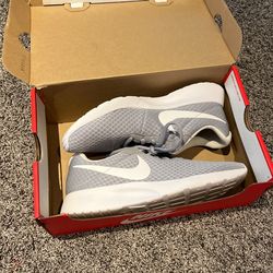 Women's Nike Shoe Size 7