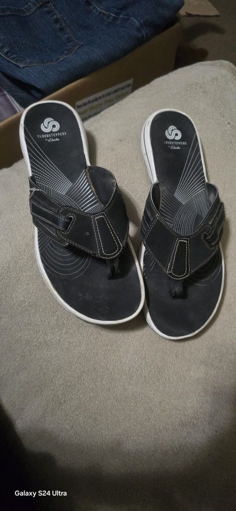 Woman's "Clarks" 7.5 Sandals $8