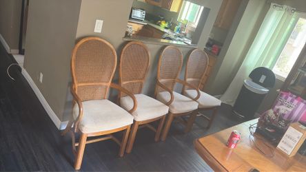 Table set with 4 chairs