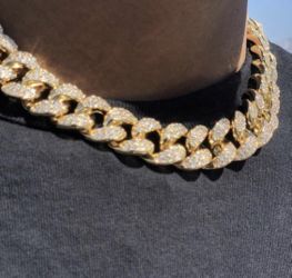 New 18 k yellow gold Cuban link chain