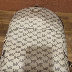 MK MOCHILA    .. La Use Solo Una Vez Pero Tiene La Etiqueta 