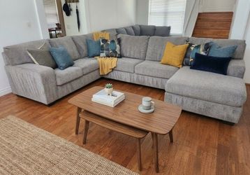 Large Sectional from Ashley Furniture like New!