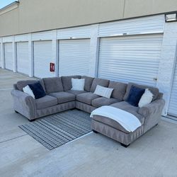 BEAUTIFUL🌟LARGE 4 PC SECTIONAL COUCH🛋️FREE DELIVERY🚚‼️