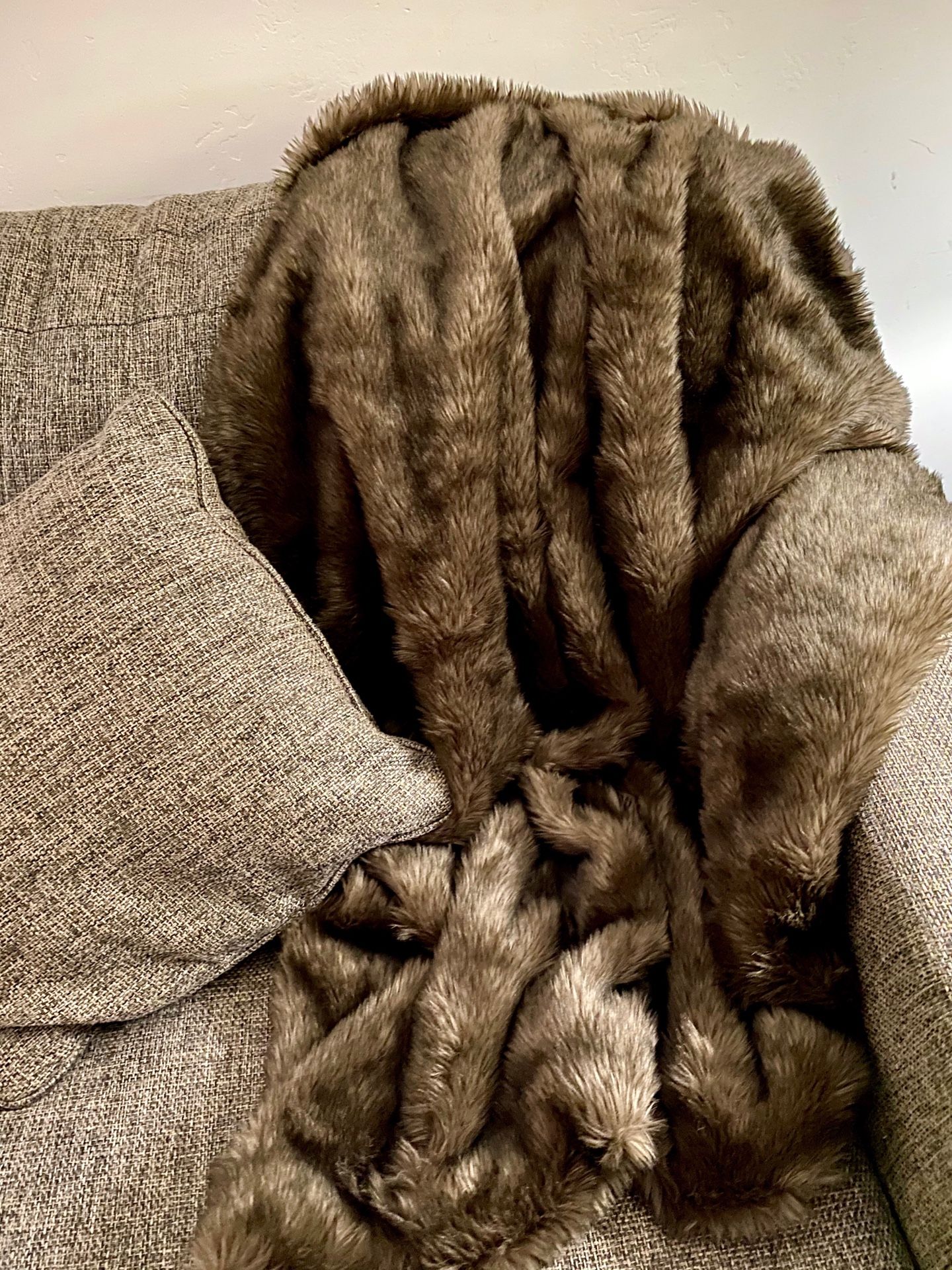 Faux fur throw blanket