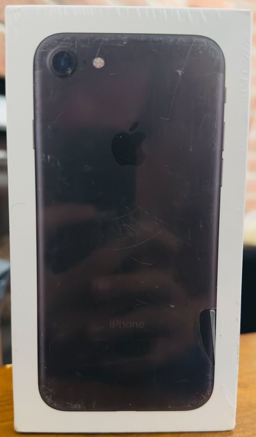 iPhone 7 BRAND NEW NEVER OPENED. (SEALED)