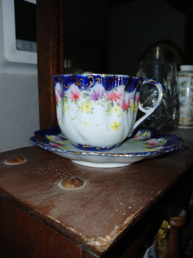 Antique Gold Rim Scalloped Floral Tea Cup And Saucer