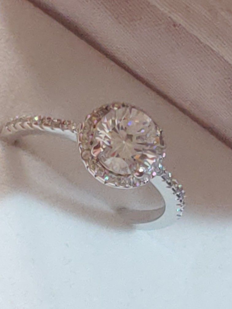 **LAB GROWN**
Size:**7.5**Luxury Designer Wedding Ring
925 Sterling Silver Engagement DIAMOND Classic 8mm. 3Ct. Ring.
Diamond Cut/Gemstone Moissanit.
