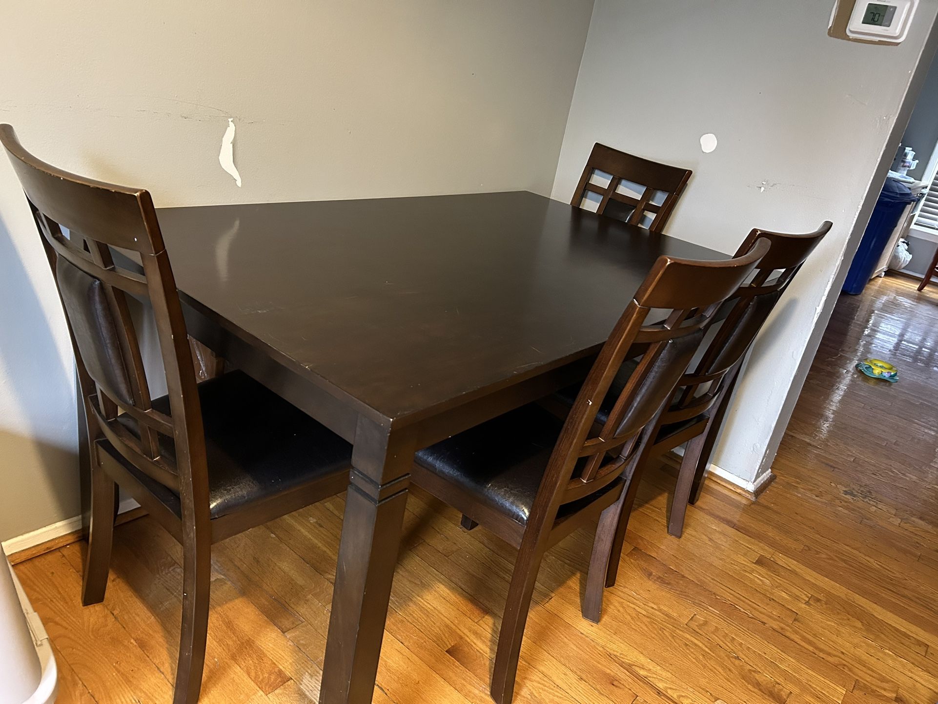 Dining Table +6 Chairs