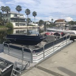 Pantoon Boat 