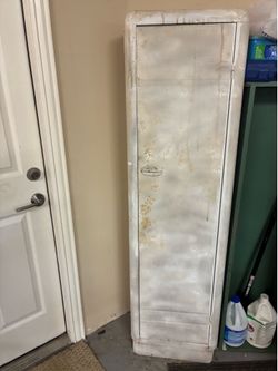 Vintage Metal Locker/Cabinet